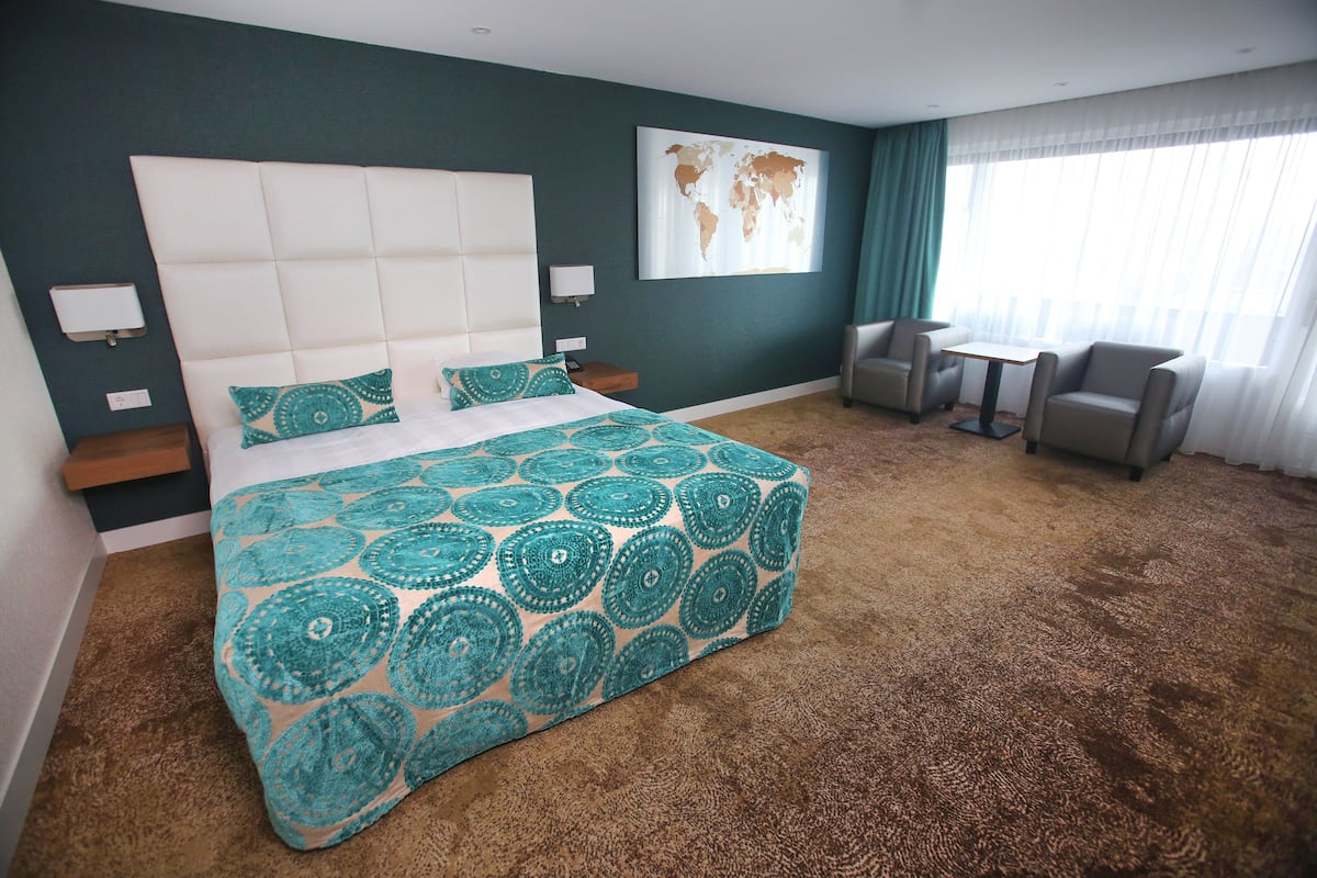Quarto casal conforto | Roupas de cama antialérgicas, frigobar, cofres nos quartos, escrivaninha