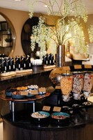 每日供应自助式早餐（每人 EUR 18.50）