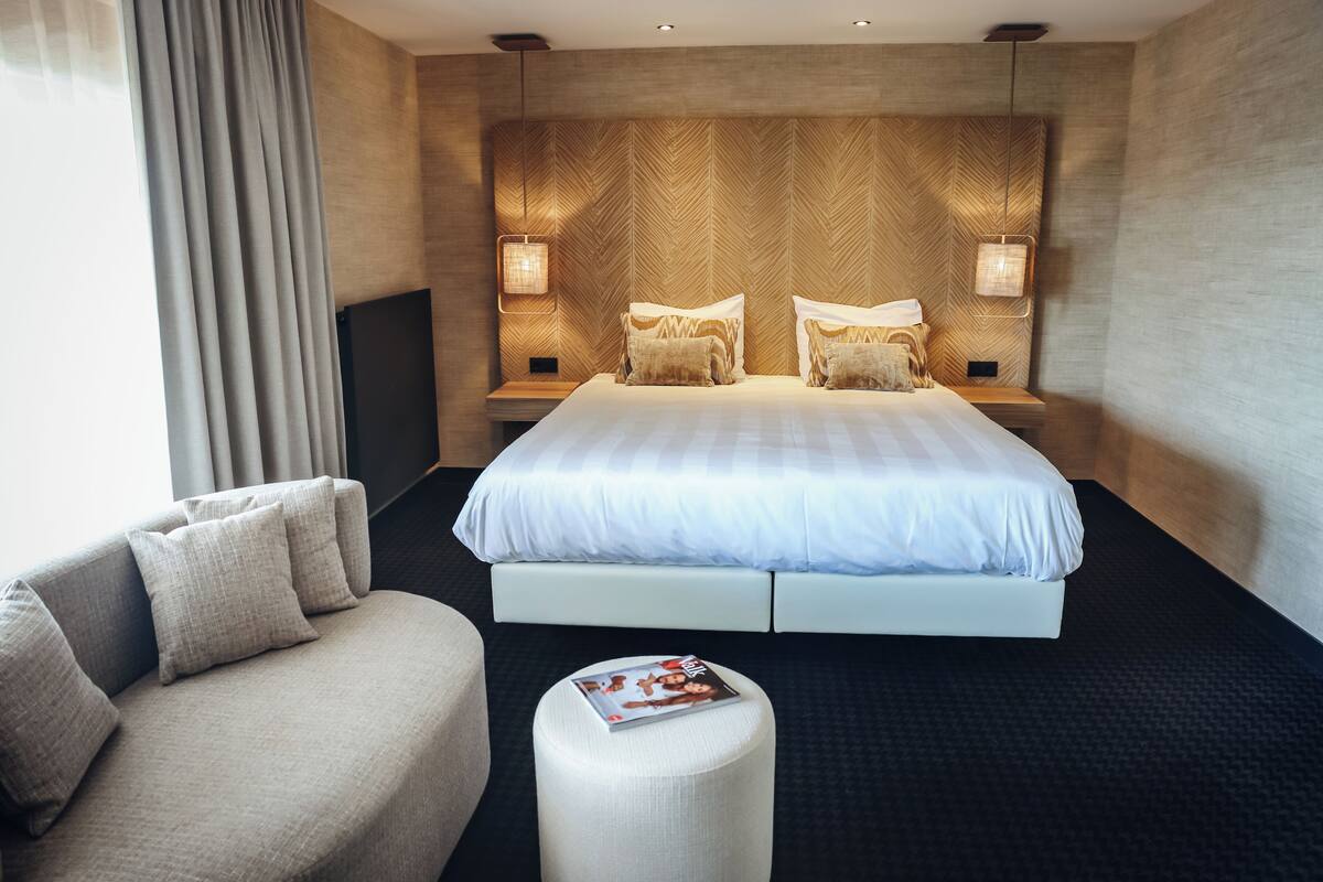 deluxe double room | hypo-allergenic bedding, minibar, in-room safe, desk