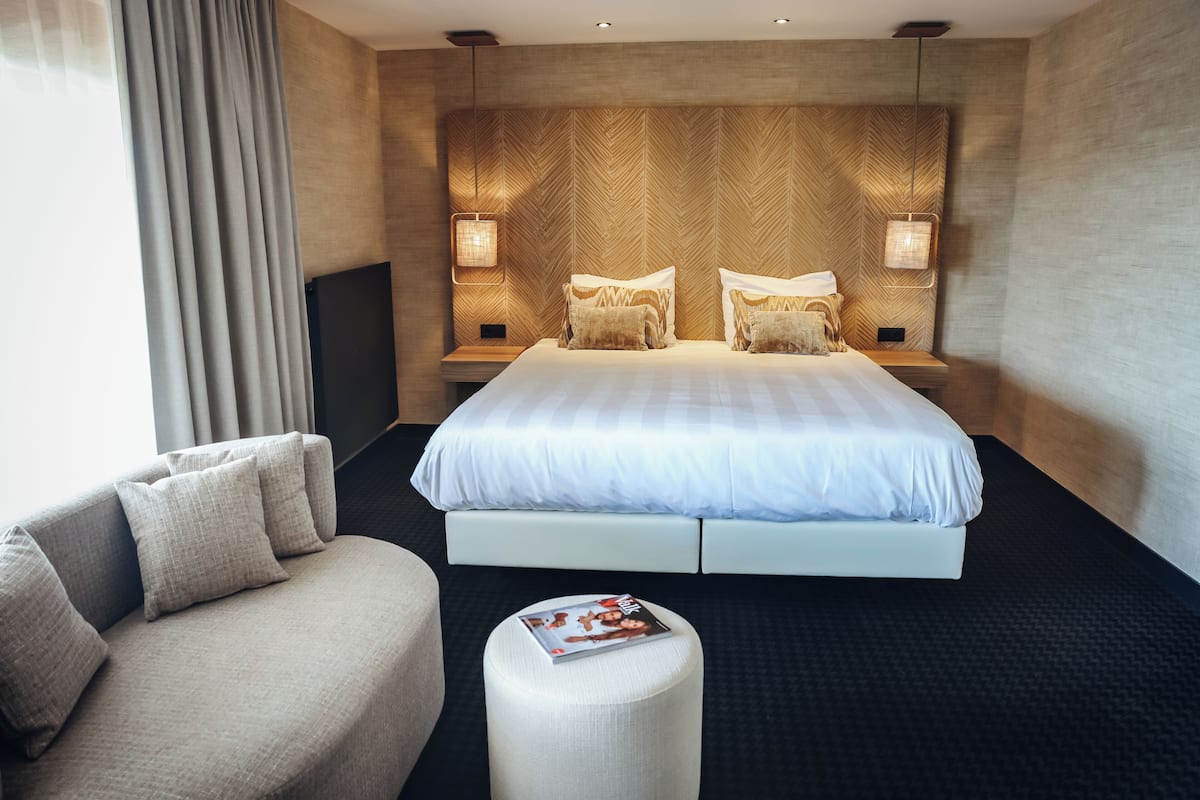 Deluxe Double Room | 1 bedroom, hypo-allergenic bedding, minibar, in-room safe
