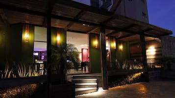 Café da manhã, almoço e jantar; culinária japonesa