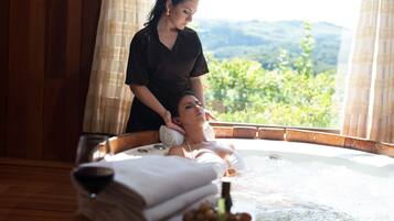 Couples treatment room(s), hot tub, steam room
