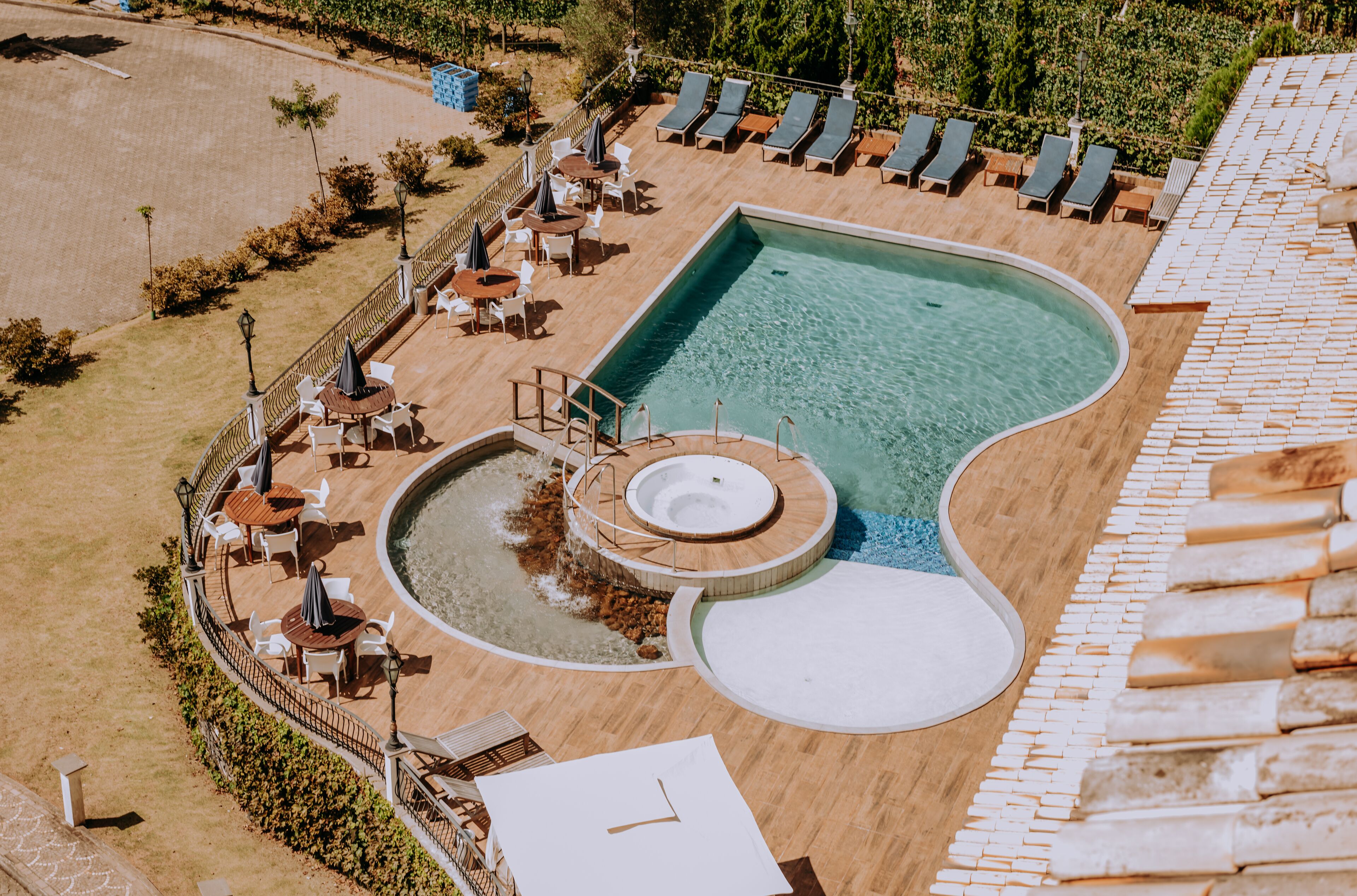 Ulkouima-allas avoinna 10.00–20.00, aurinkovarjoja, aurinkotuoleja