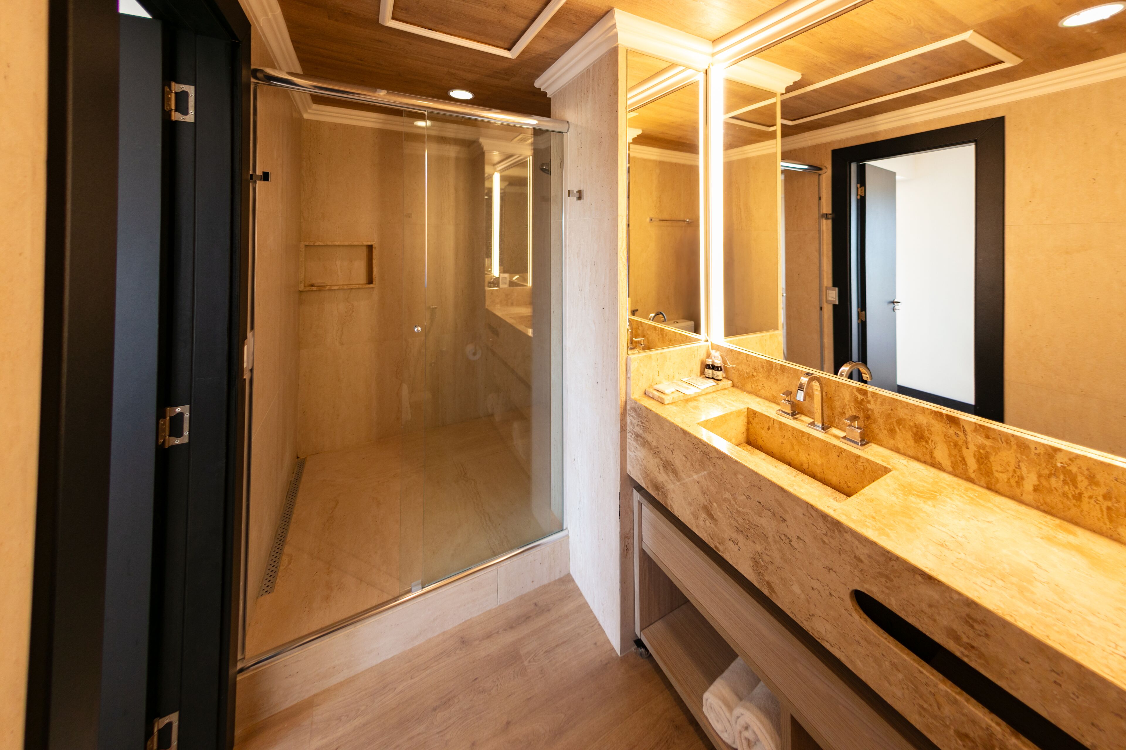 Suite Regia | Bagno | Set di cortesia gratuito, asciugacapelli, asciugamani
