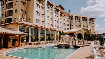 Piscina externa, funciona das 10h às 20h, guarda-sóis, espreguiçadeiras