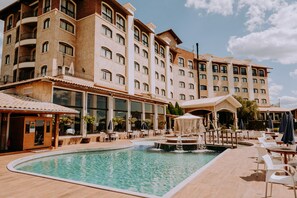 Piscine extérieure, parasols de plage, chaises longues
