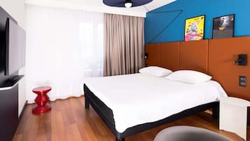 Quarto casal standard, 1 cama de casal | Roupas de cama premium, cofres nos quartos, escrivaninha, berços grátis