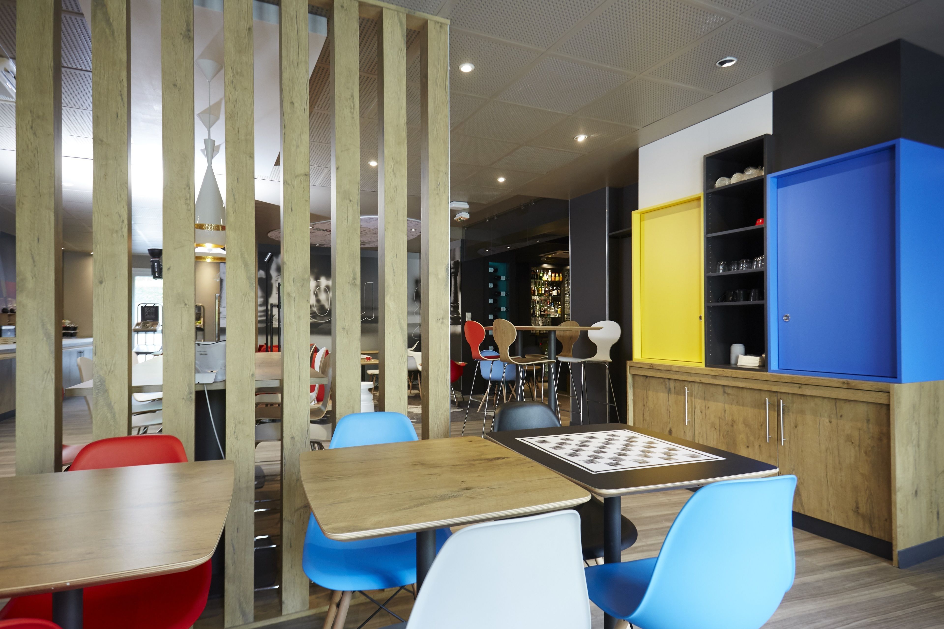 بوفيه فطور يوميًا بتكلفة قدرها (13.90 EUR للشخص)