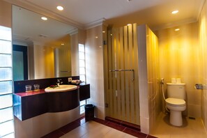 Een aparte badkuip en douche, een diep bad, gratis toiletartikelen