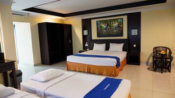Quadruple Room with Balcony | Frigobar, cofres nos quartos, escrivaninha, Wi-Fi de cortesia