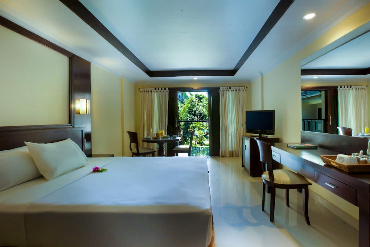 Minibar, in-room safe, desk, free WiFi