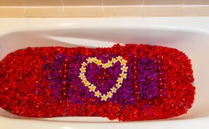 Deep-soaking bathtub