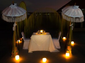 Petit déjeuner, déjeuner et dîner servis sur place