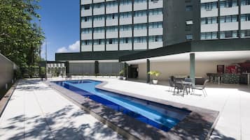 Quarto duplo superior | Piscina | Piscina externa, espreguiçadeiras