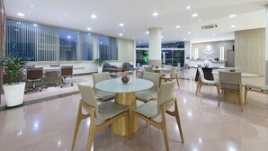 A spacious hotel lobby with a central round table, comfortable seating, and a reception area. - Comfort Hotel Manaus (Manaus)