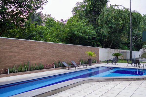 Piscine extérieure, chaises longues