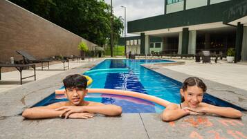 Piscina externa, espreguiçadeiras