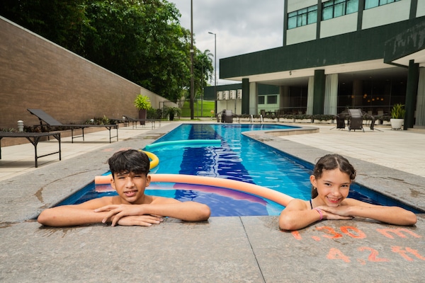 Utendørsbasseng og solsenger
