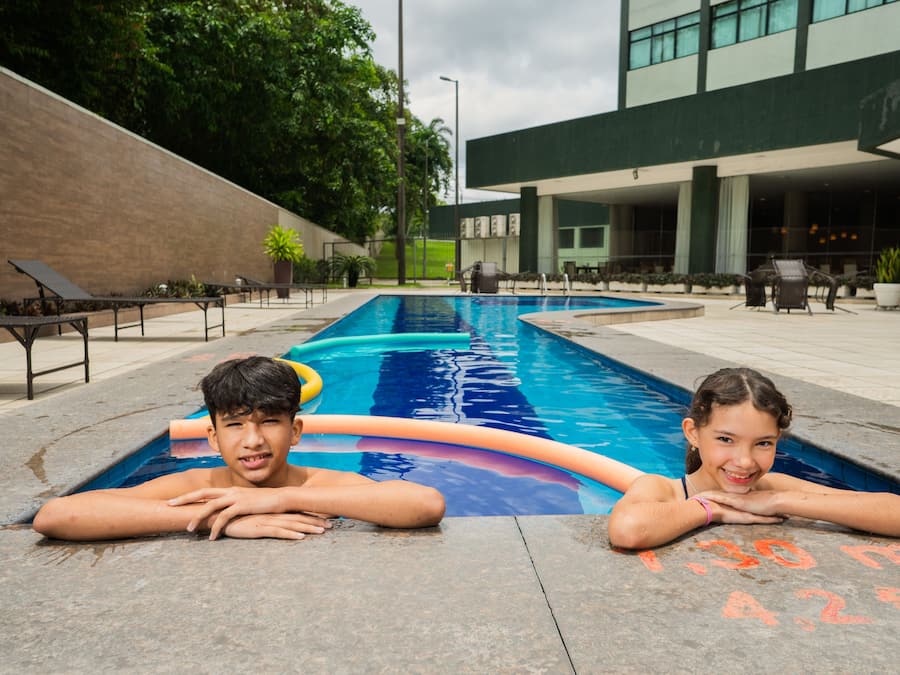 Een buitenzwembad en ligstoelen
