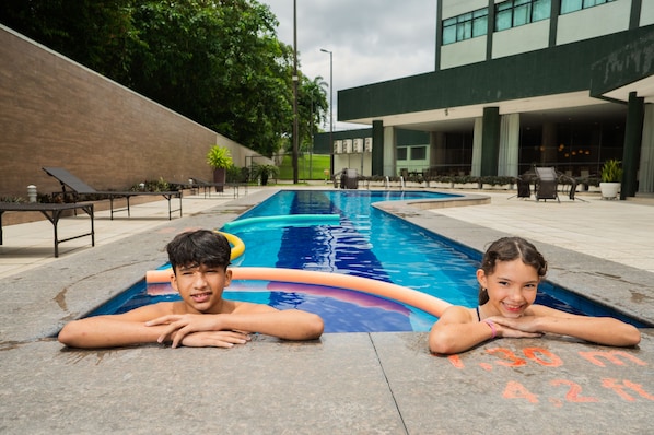 Outdoor pool, sun loungers - Comfort Hotel Manaus (Manaus)