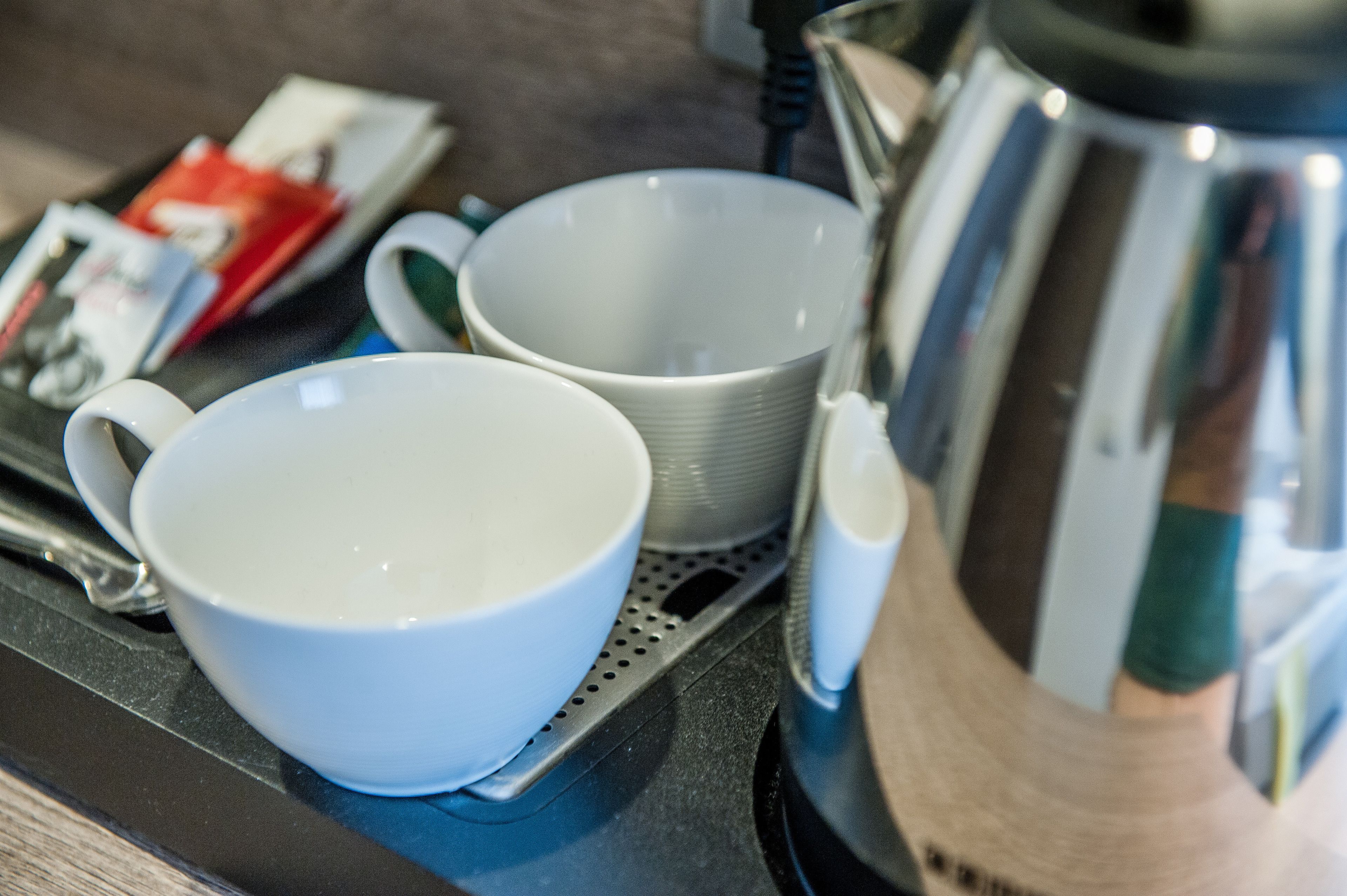 standard room, 1 single bed | in-room safe, desk, blackout curtains, iron/ironing board