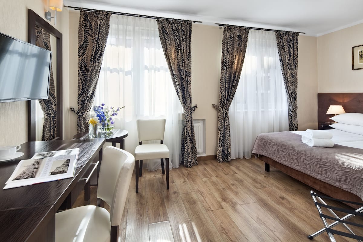 Single Room | In-room safe, desk, blackout drapes, iron/ironing board