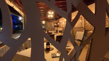 Un comedor interior con mesas, sillas y elementos decorativos.