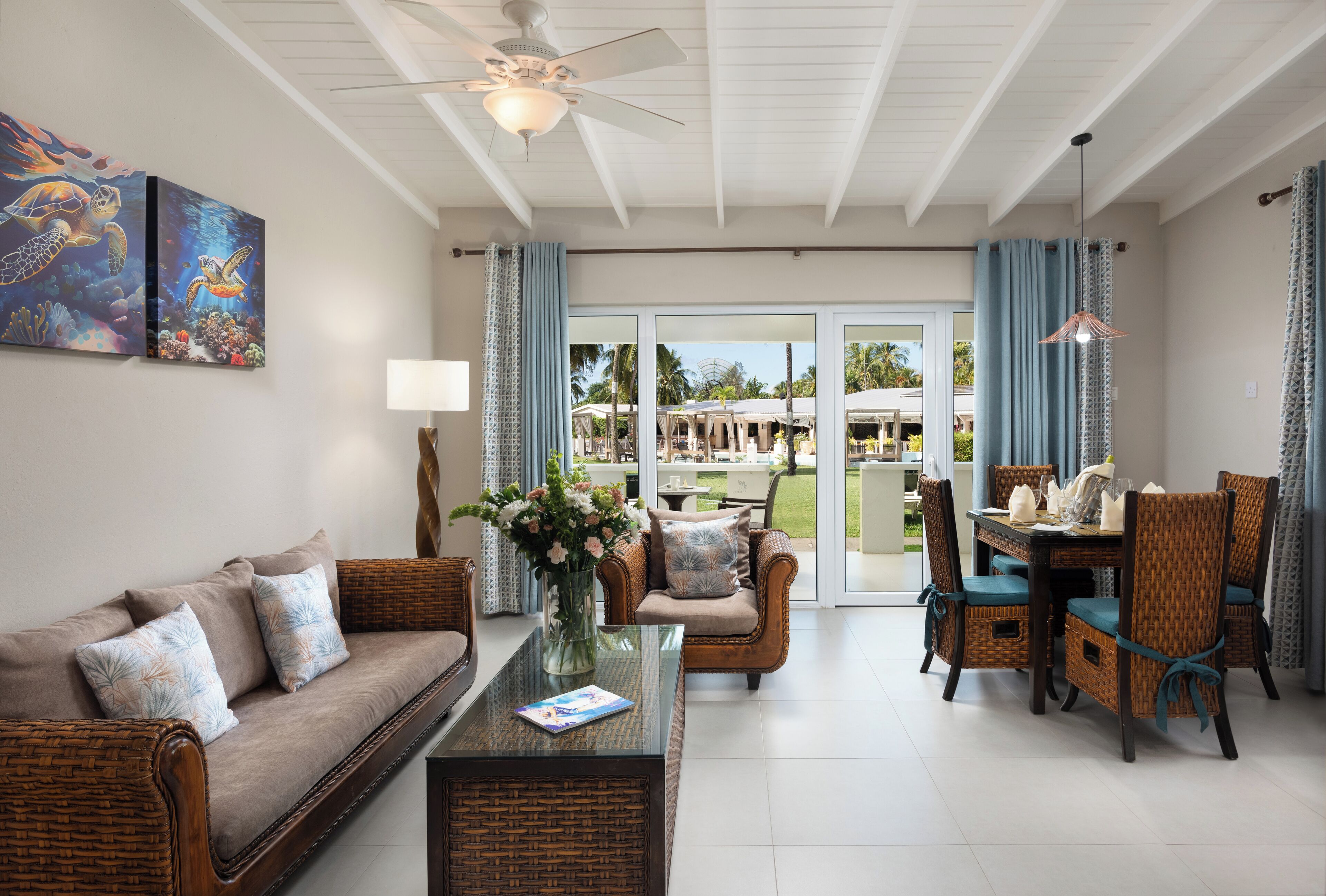 Deluxe Suite | Living area | Flat-screen TV