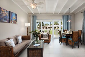 华丽开间套房 | 起居区 | 平板电视