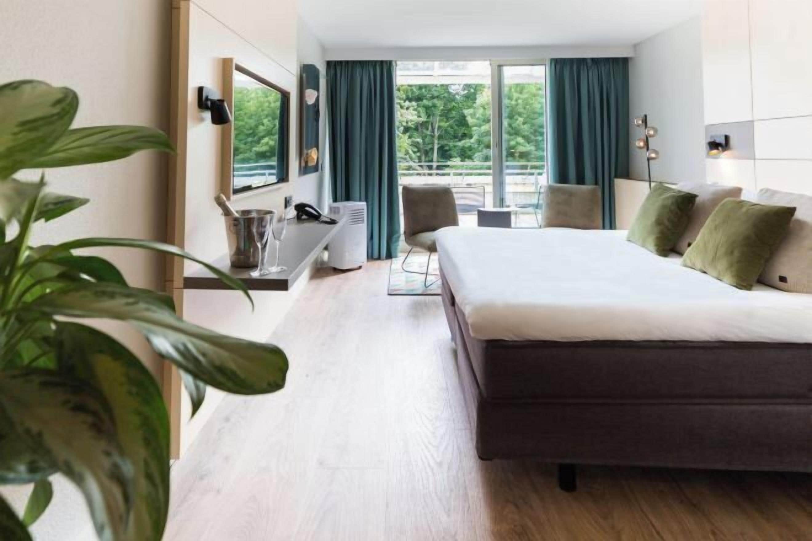 ตู้นิรภัยในห้องพัก, โต๊ะทำงาน, Wi-Fi ฟรี, ผ้าปูที่นอน