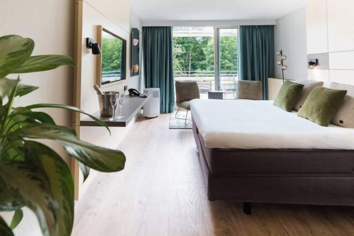 In-room safe, desk, WiFi (free), bed sheets