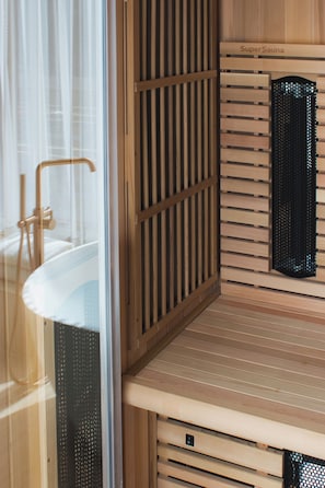 Exclusive Sauna Suite with sunshower ( Including Spa Access) | 客房内保险箱、办公桌、免费 WiFi、床单