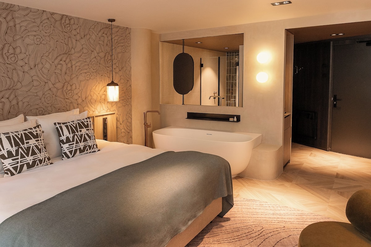 Wellness Suite with sunshower (Including Spa Access)