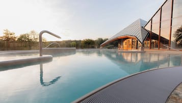 Een binnenzwembad en 3 buitenzwembaden