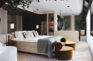 Royal Sauna Suite with large terrace and sunshower ( Including Spa Access) | Värdeförvaringsskåp på rummet, skrivbord, gratis wi-fi och sängkläder