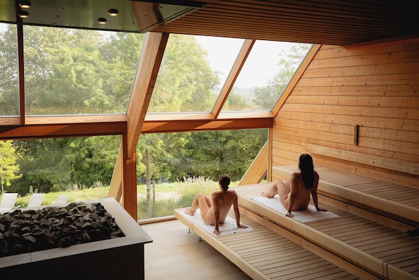 Couples treatment room(s), sauna, hot tub, steam room