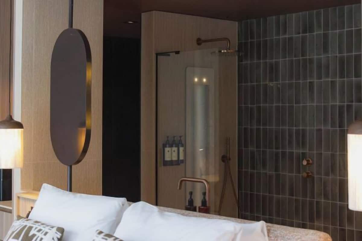 Bathroom | Free toiletries, hair dryer, bathrobes, towels