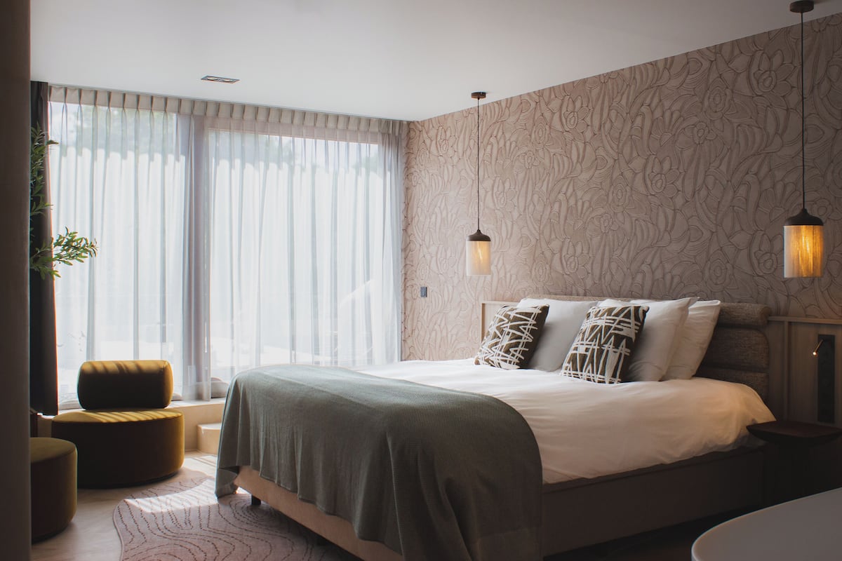 Junior Wellness Suite with sunshower ( Including Spa Access) | 1 slaapkamer, een kluis op de kamer, een bureau, gratis wifi