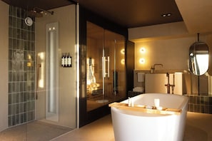 Royal Sauna Suite with large terrace and sunshower ( Including Spa Access) | Bathroom | Free toiletries, hair dryer, bathrobes, towels - Wellnesshotel Thermae 2000 (Valkenburg aan de Geul)