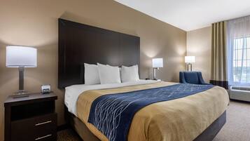 Muebles diferentes, escritorio y espacio para trabajar con laptop