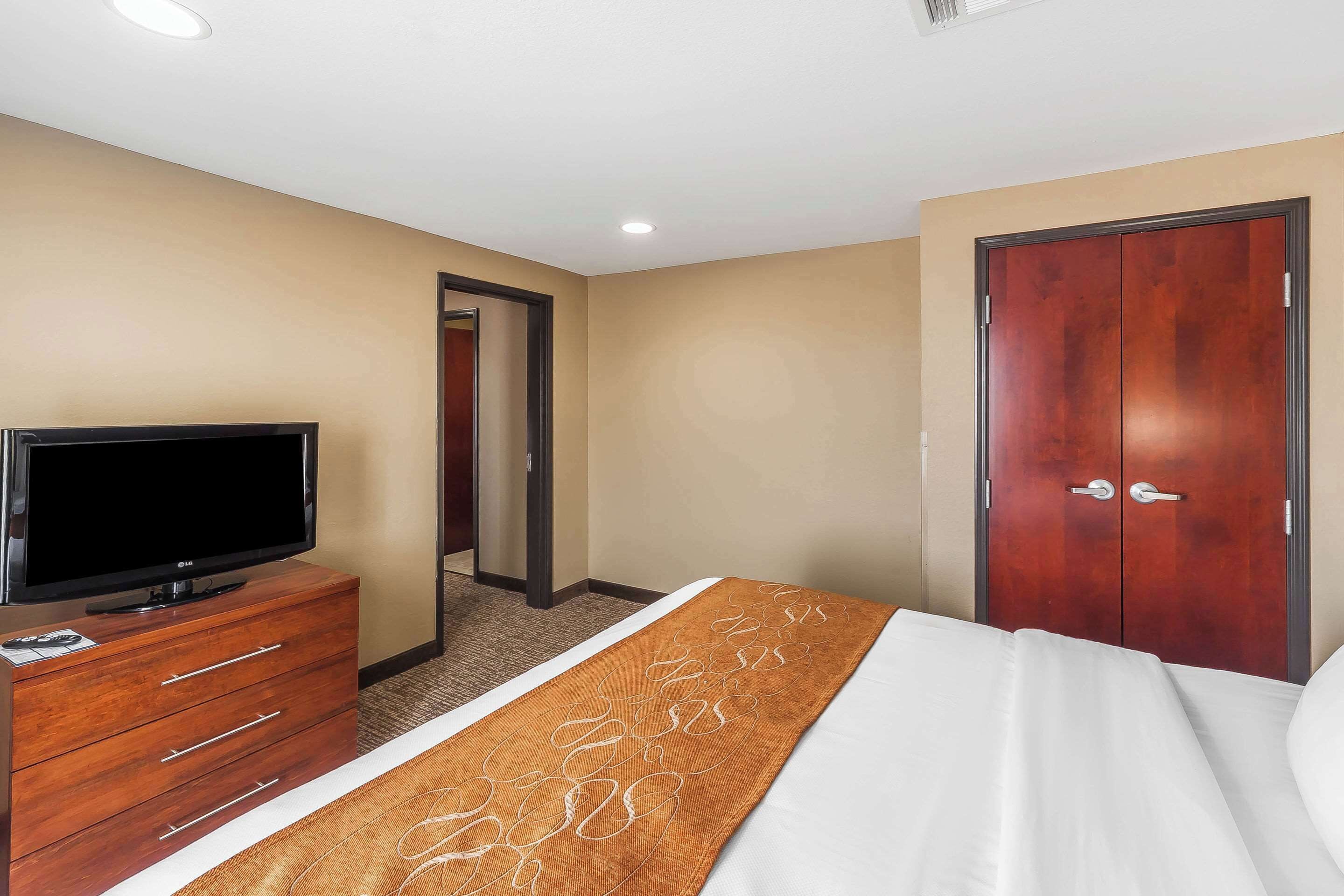 Suite, 1 cama King size y sofá cama, para no fumadores | Escritorio, tabla de planchar con plancha, wifi gratis y ropa de cama 