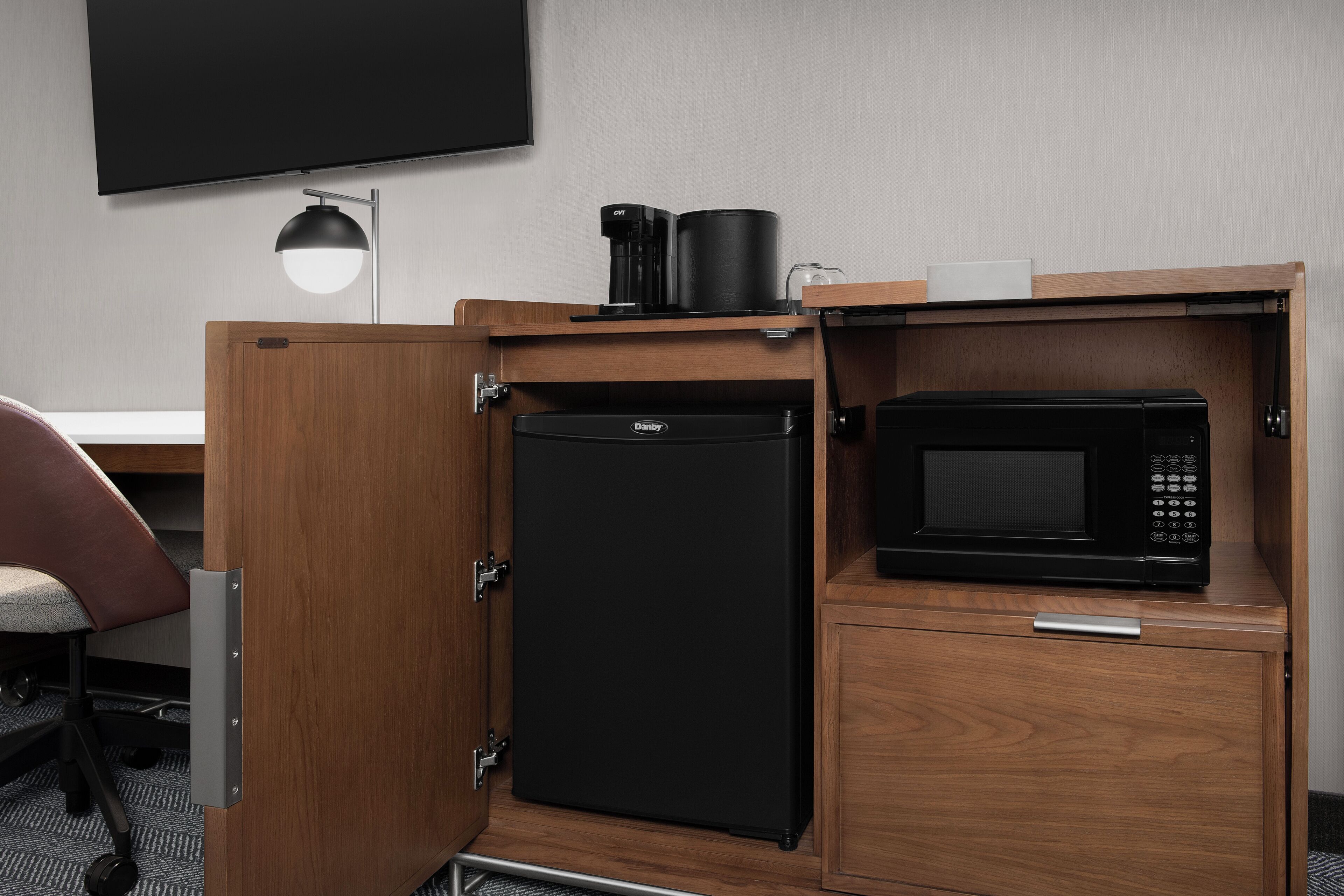 1 bedroom, premium bedding, desk, laptop workspace