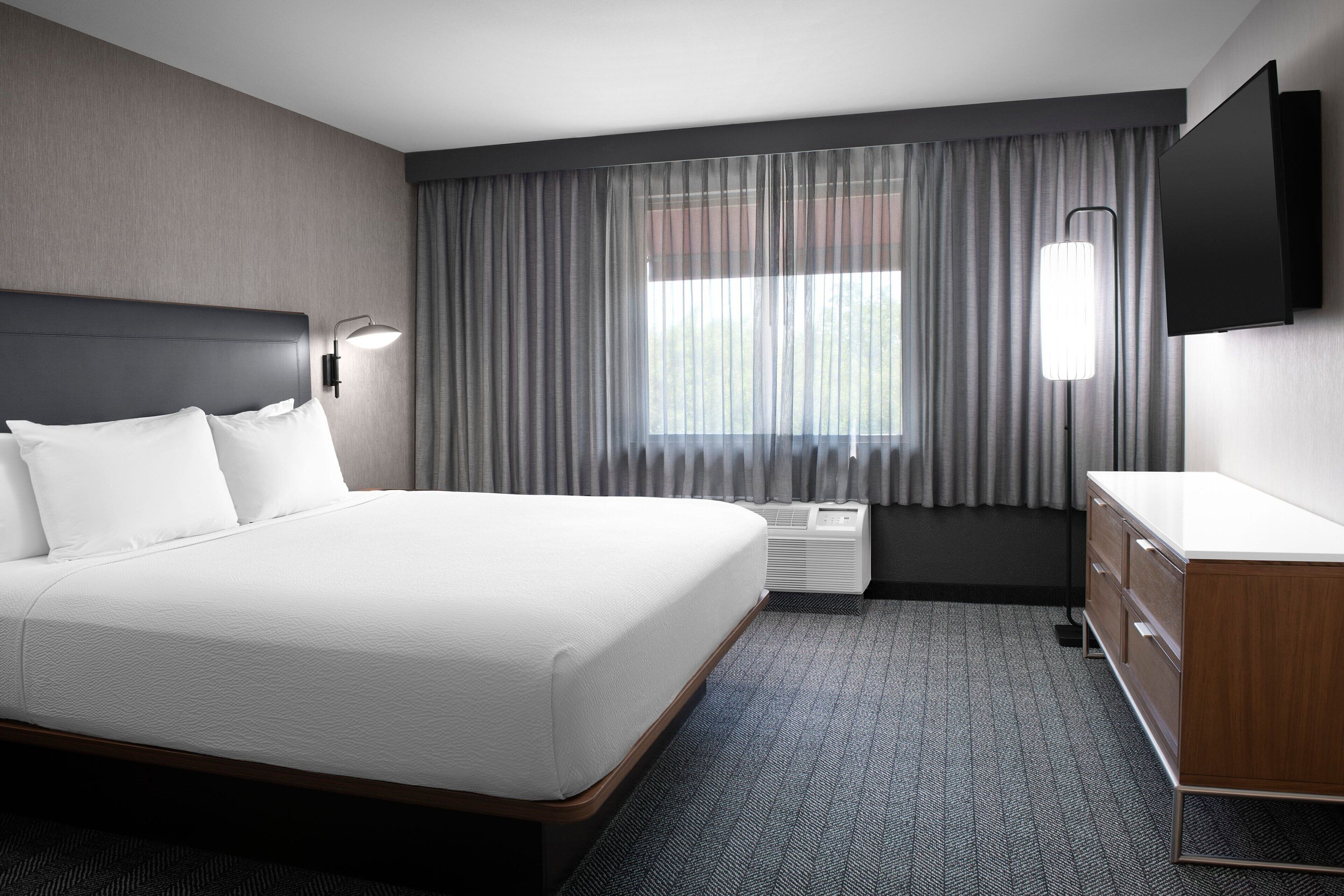 1 bedroom, premium bedding, desk, laptop workspace