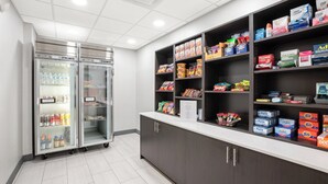Un espace de libre-service où l'on peut se servir des boissons fraîches et choisir parmi différentes options de collations.