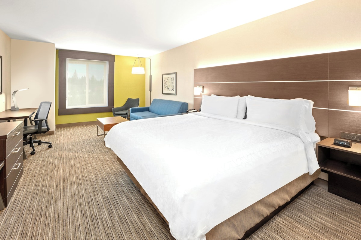 In-room safe, desk, iron/ironing board, cribs (surcharge)