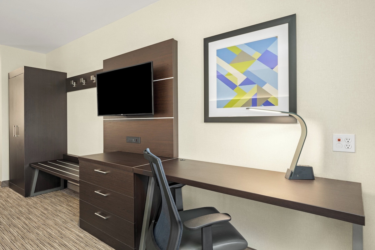 In-room safe, desk, iron/ironing board, cribs (surcharge)