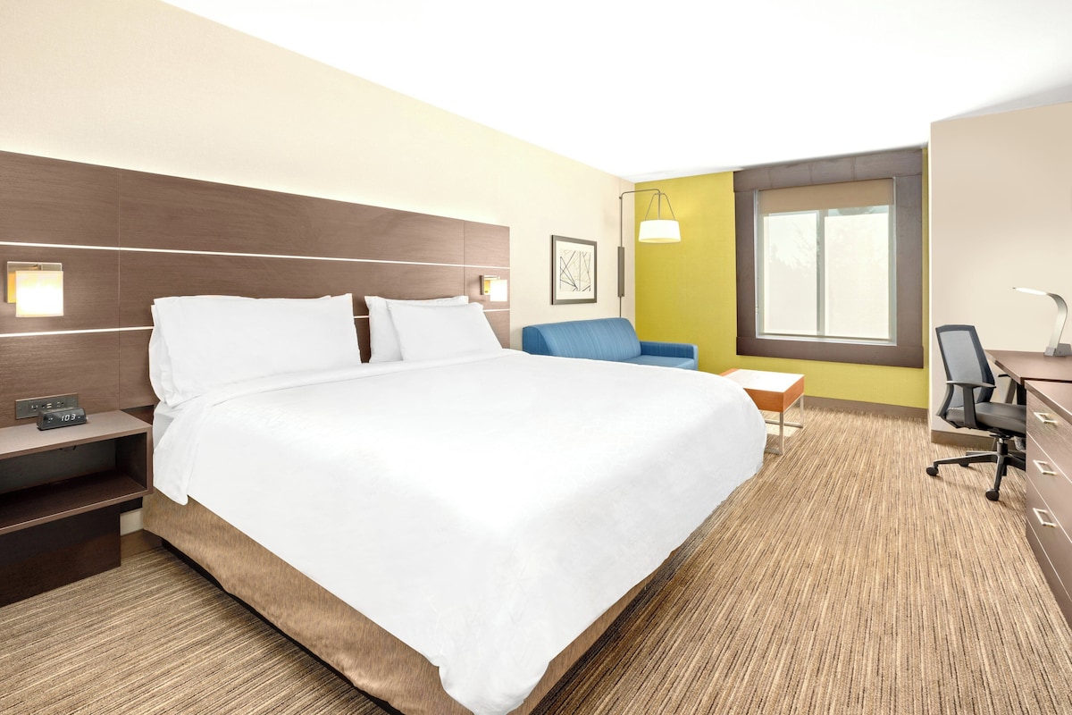 In-room safe, desk, iron/ironing board, cribs (surcharge)