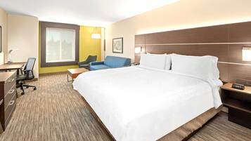 Een kluis op de kamer, een bureau, een strijkplank/strijkijzer