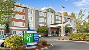 Un hôtel Holiday Inn Express & Suites doté d’une façade moderne, de nombreuses fenêtres et d’un hall d’entrée bien entretenu.