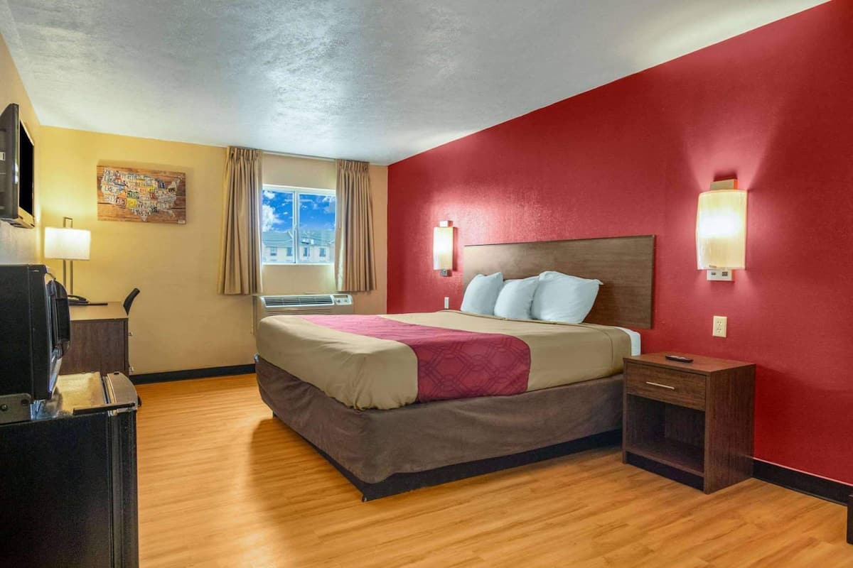 Desk, blackout drapes, free WiFi, bed sheets